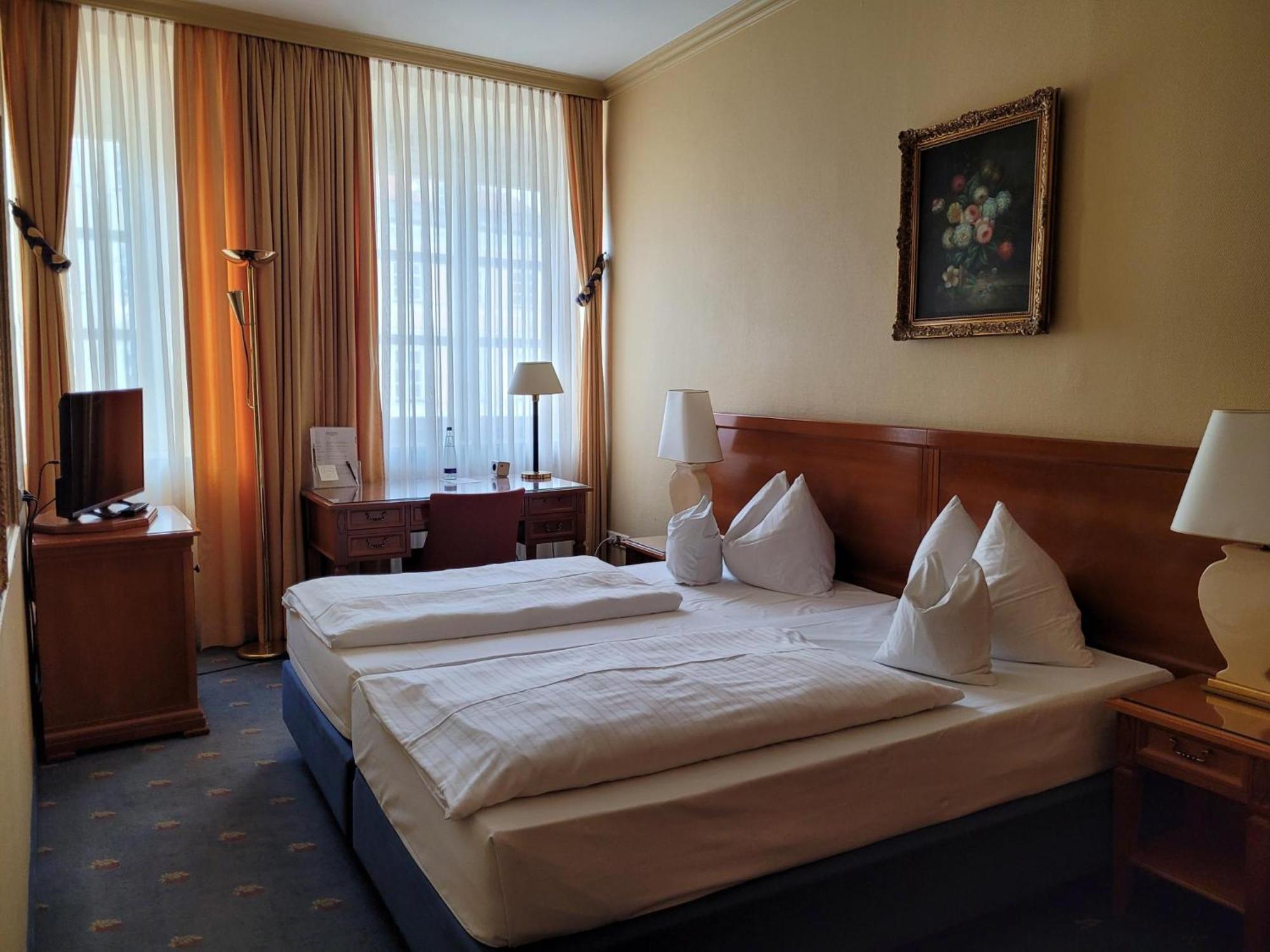 Hotel Goldene Sonne Landshut Bagian luar foto