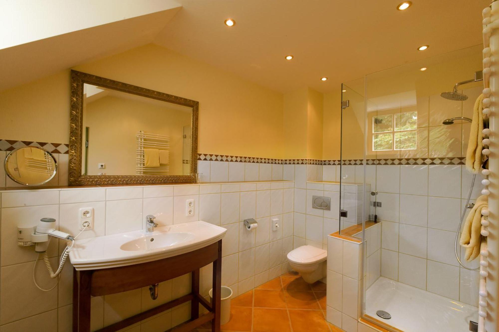 Hotel Goldene Sonne Landshut Bagian luar foto