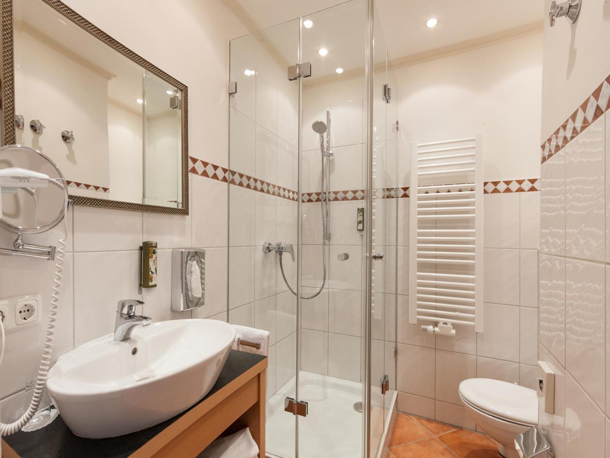 Hotel Goldene Sonne Landshut Bagian luar foto