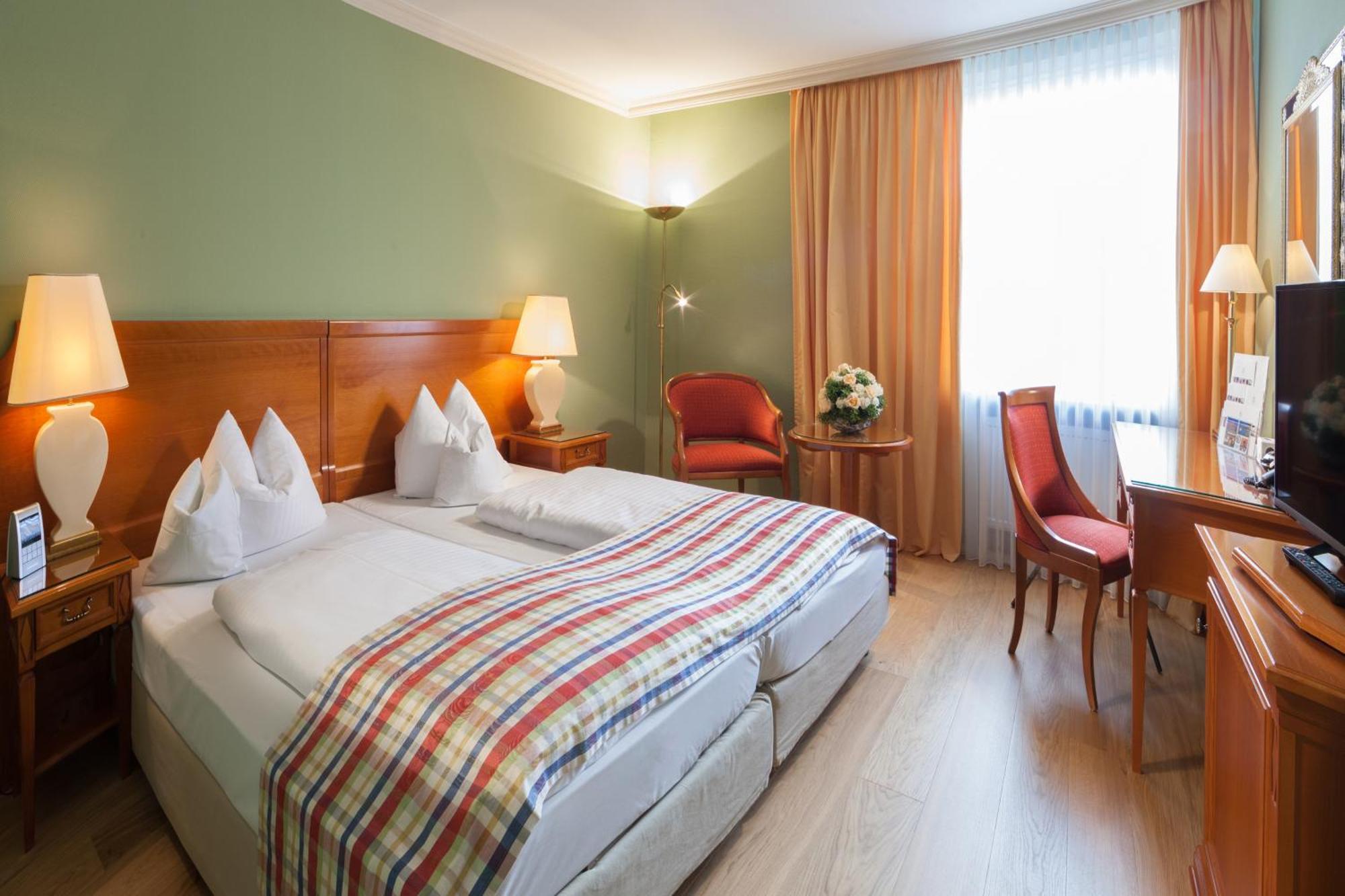 Hotel Goldene Sonne Landshut Bagian luar foto