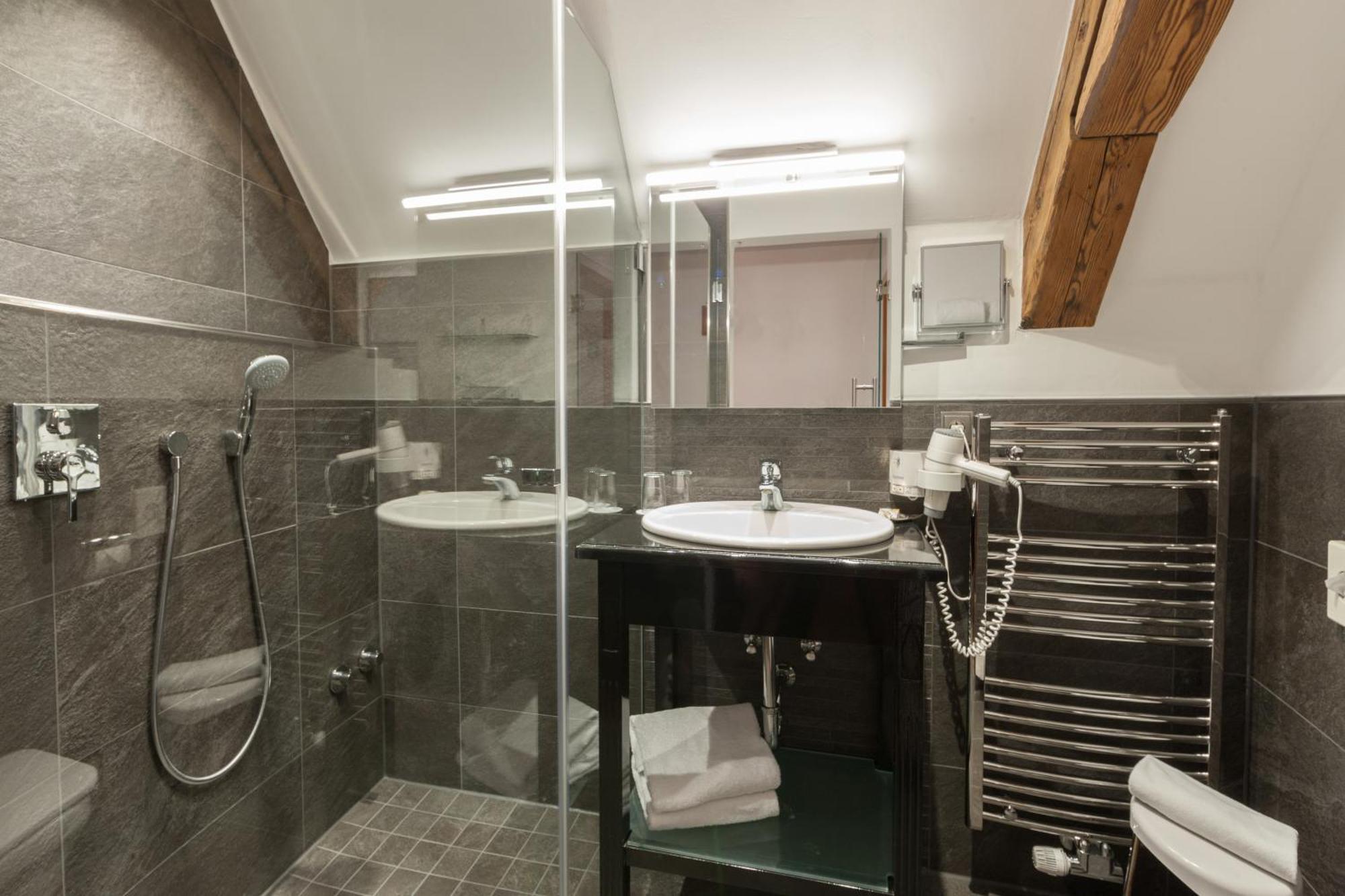Hotel Goldene Sonne Landshut Bagian luar foto
