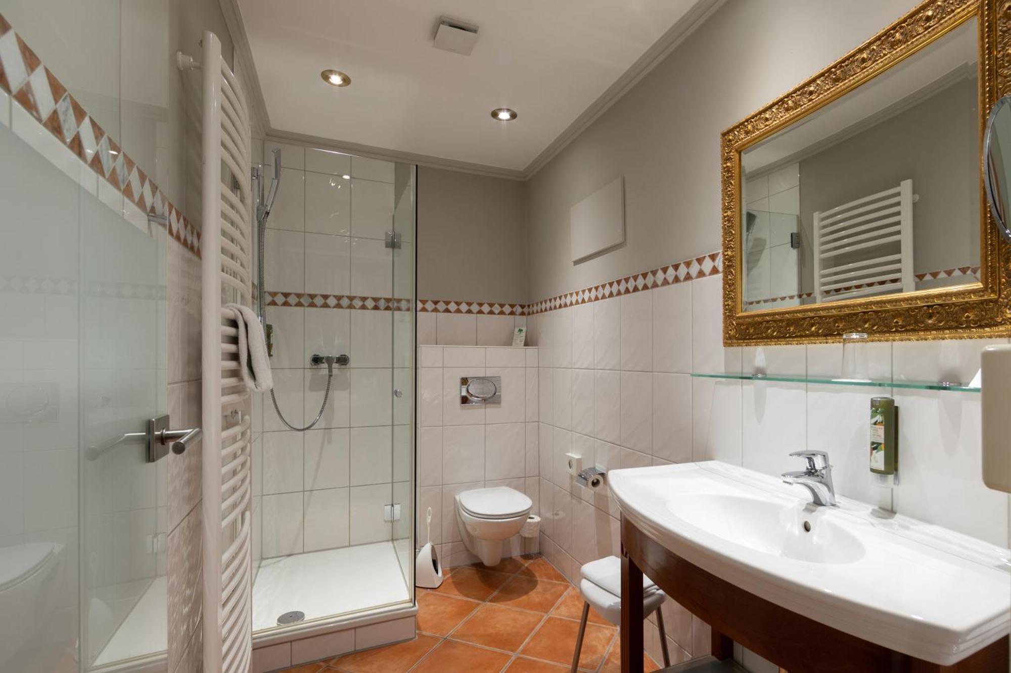 Hotel Goldene Sonne Landshut Bagian luar foto