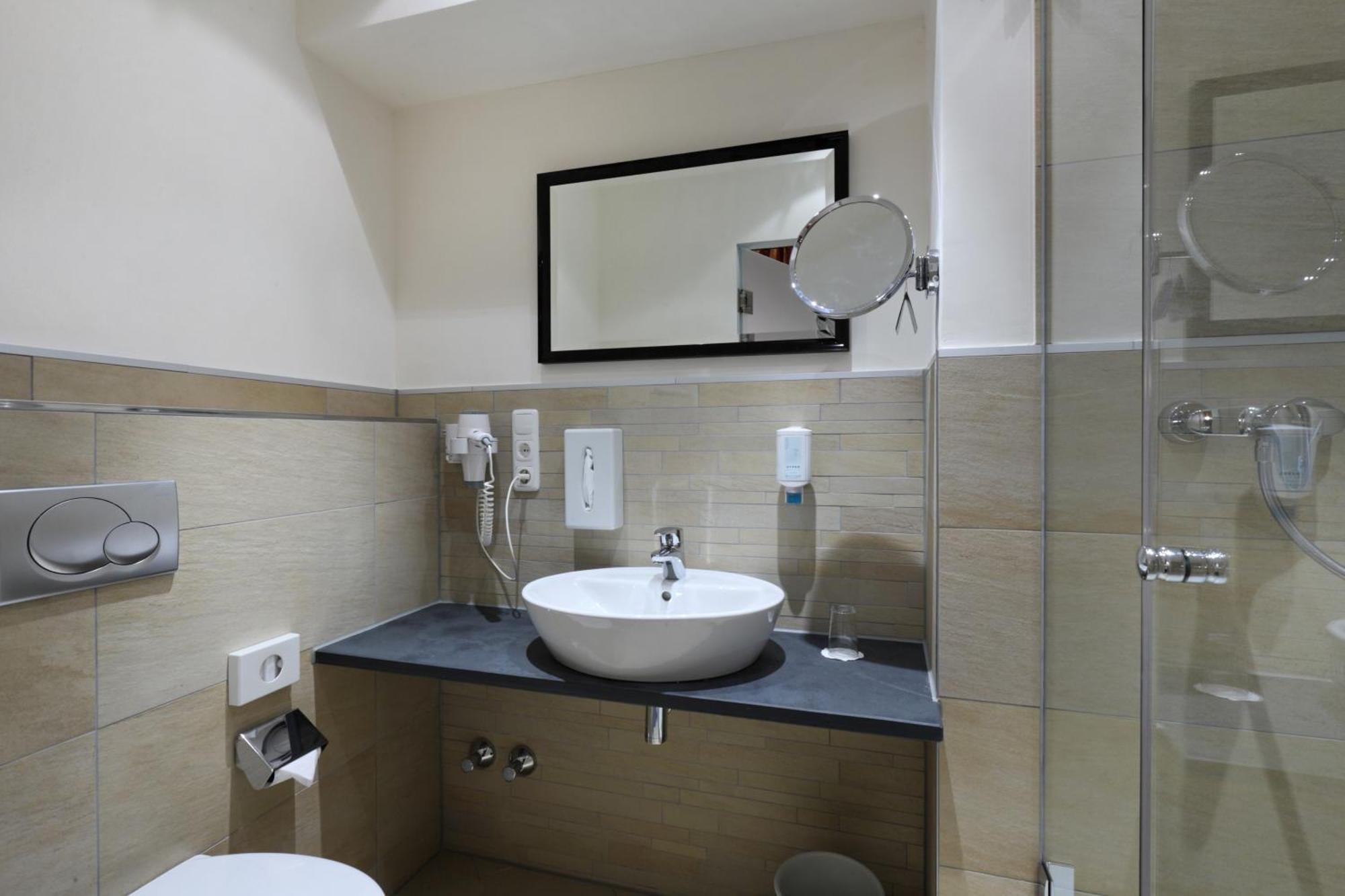Hotel Goldene Sonne Landshut Bagian luar foto