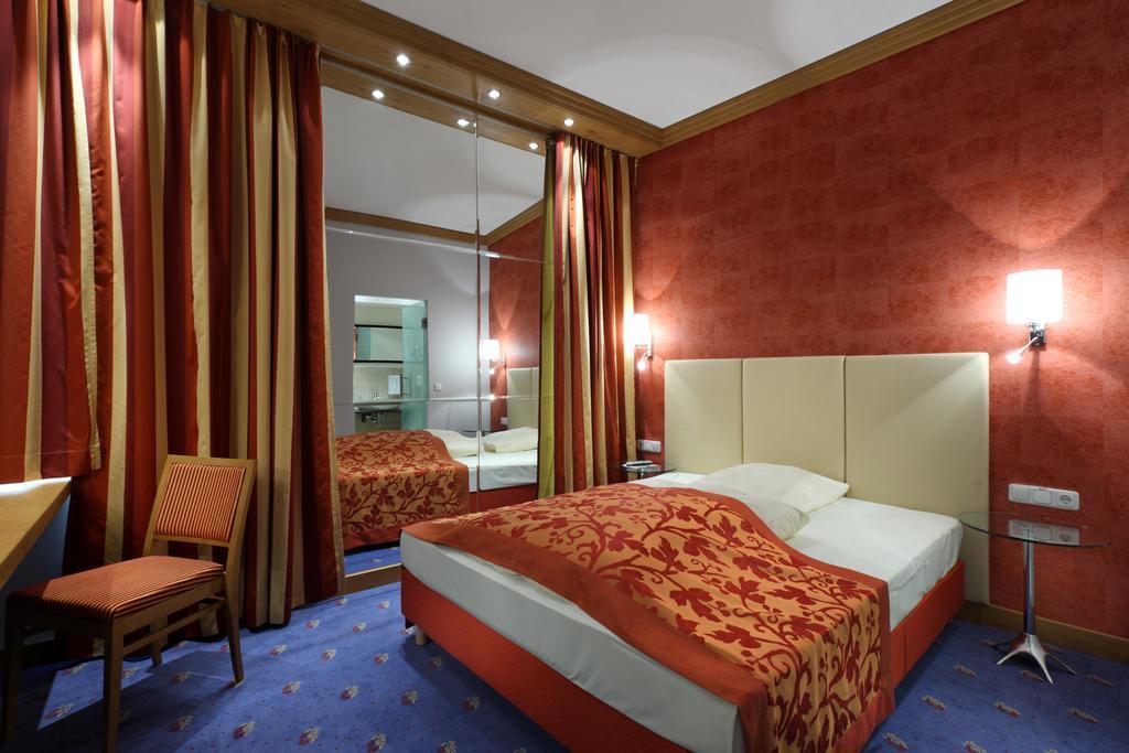 Hotel Goldene Sonne Landshut Bagian luar foto